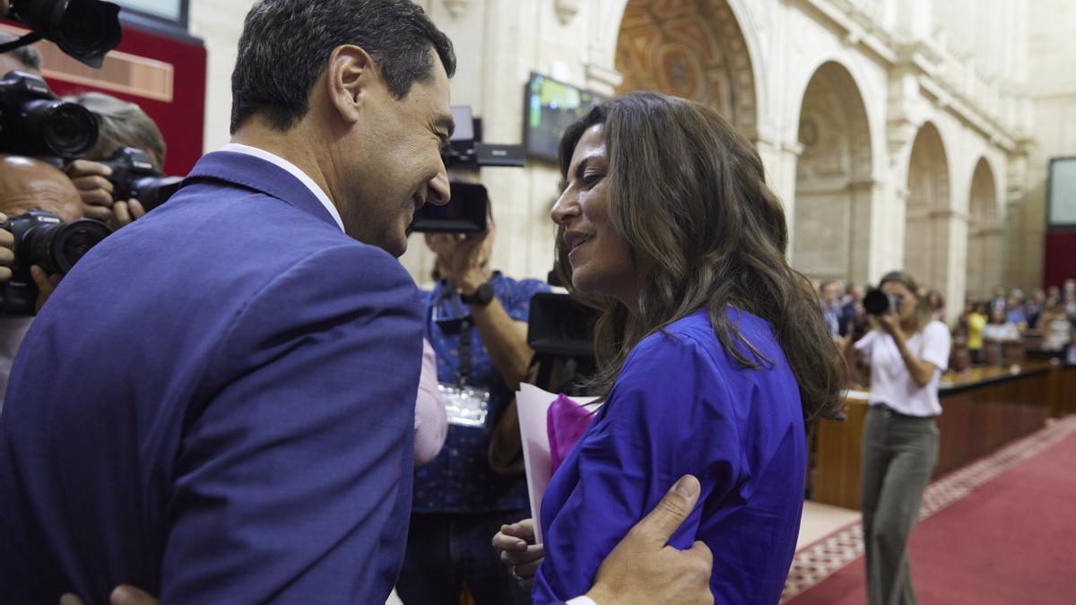 El candidato ya investido, Juanma Moreno, saluda a la portavoz del Grupo Parlamentario Vox, Macarena Olona,  tras la segunda jornada del debate de investidura del presidente de la Junta de Andalucía de la XII legislatura. (Foto de archivo).