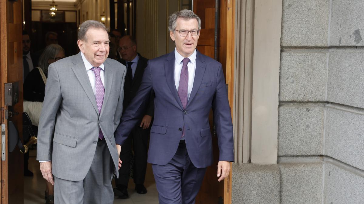 El candidato opositor venezolano Edmundo González (i) se reúne con el líder del PP, Alberto Núñez Feijóo, en el Congreso de los Diputados.