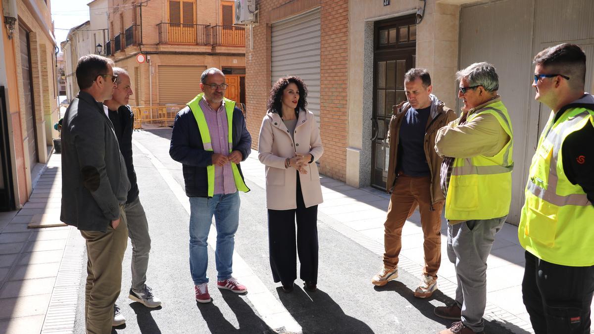 La alcaldesa, Cristina Mora, visita los trabajos de reurbanización en las calles L'Alcota y Cirilo Amorós.
