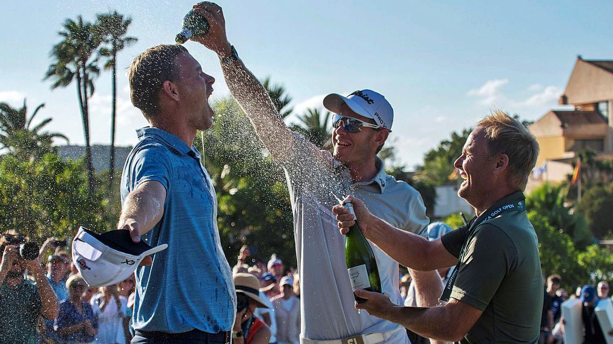 Bañan en cava al ganador del Mallorca Golf Open, Jeff Winther, en Santa Ponça.