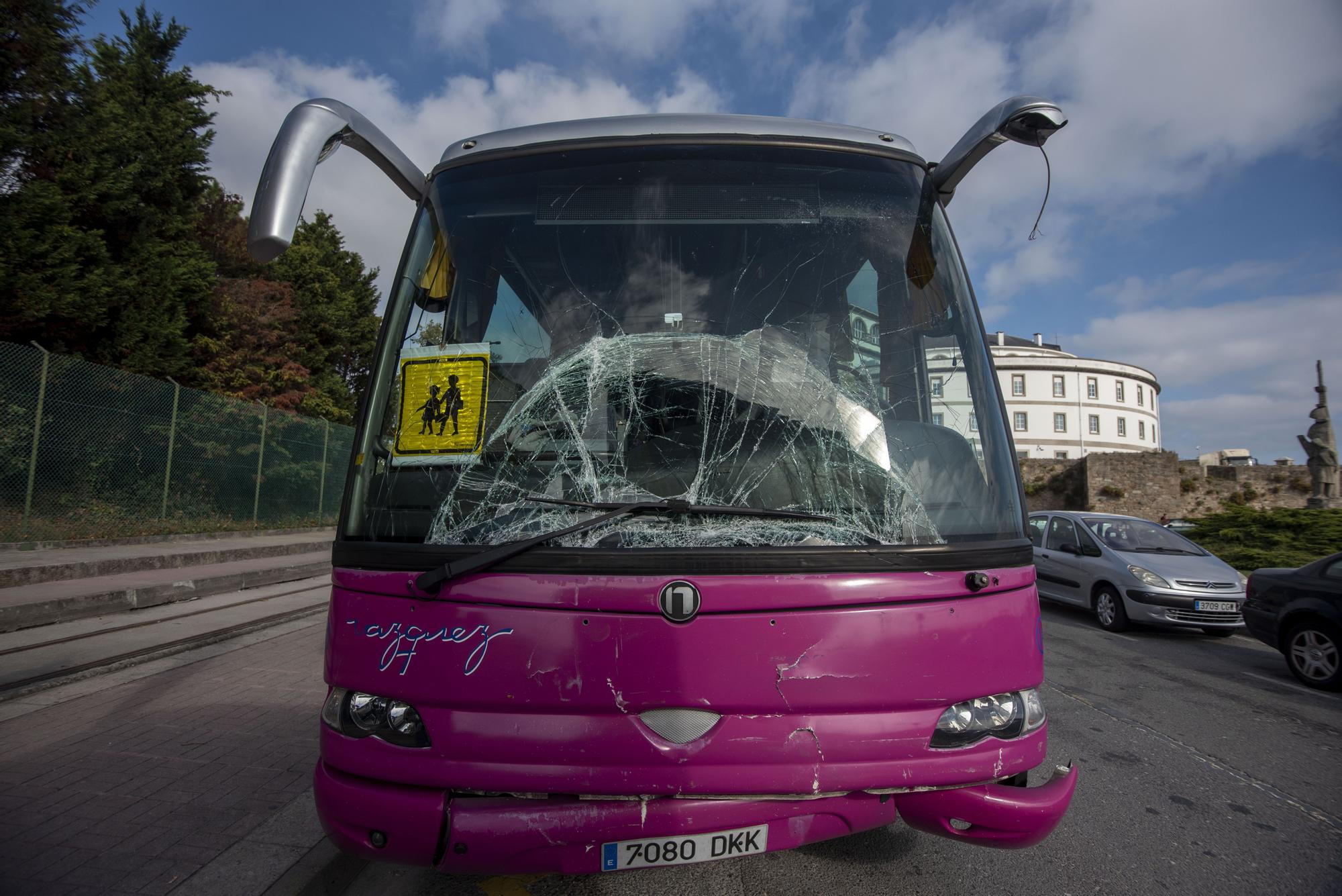 Doce niños heridos leves tras un accidente entre dos buses escolares en A Coruña