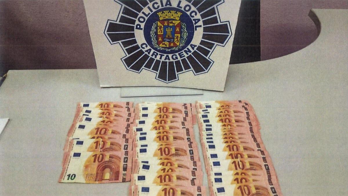 Los billetes intervenidos por los agentes de la Policía Local.