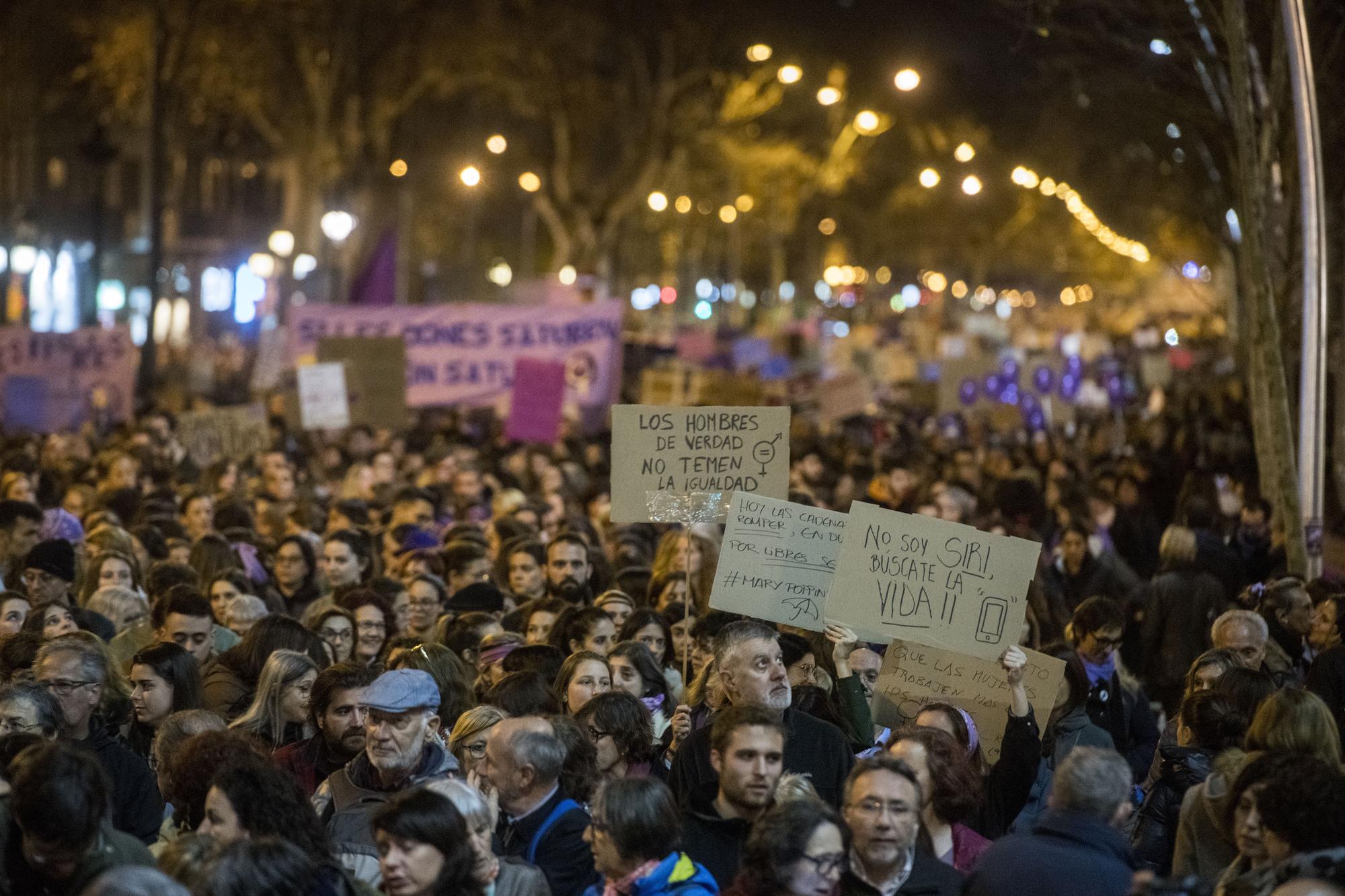 Manifestación feminista del 8 de marzo por la Gran Vía de Barcelona.