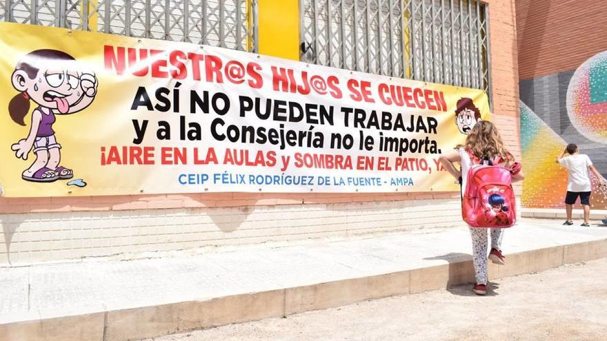 Cartel que han instalado en el patio del colegio reclamando aire acondicionado en las aulas.