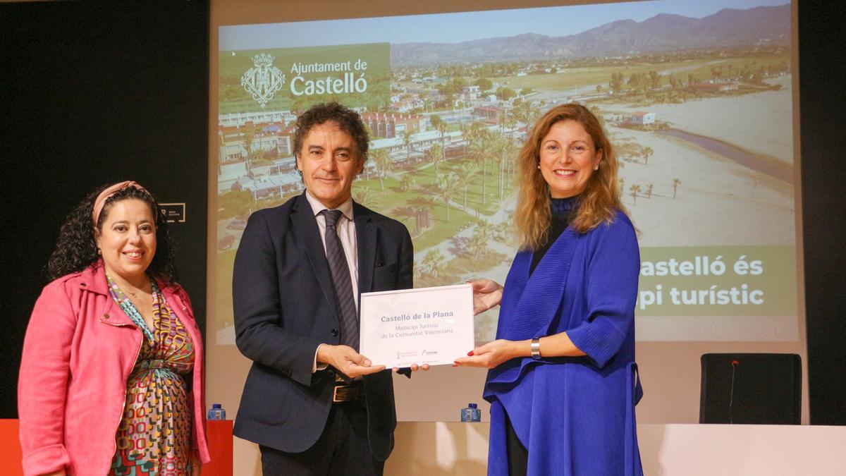 El secretario autonómico de Turismo, Francesc Colomer, entrega el reconocimiento turístico a la alcaldesa Amparo Marco.