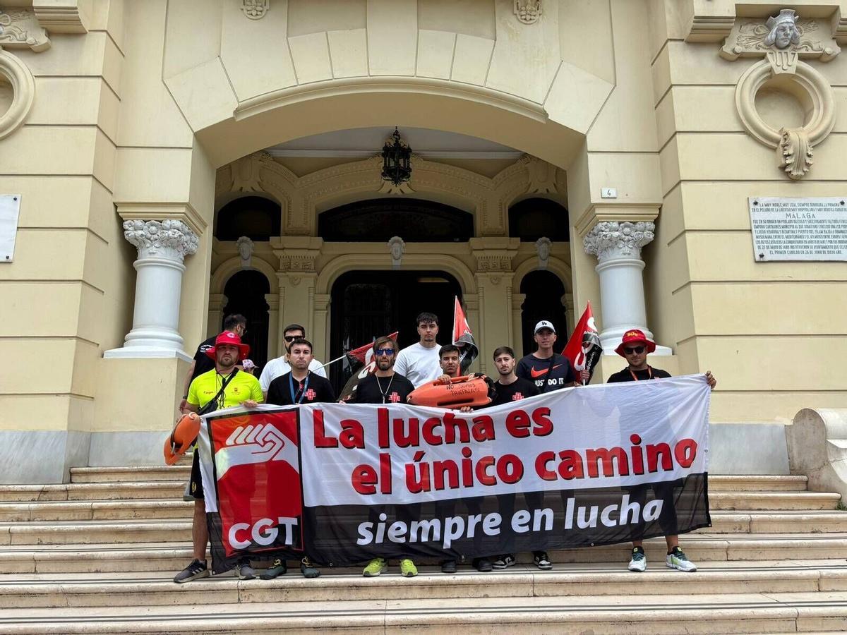 Los socorristas de Málaga ayer, en la concentración diaria de 12 horas frente al Ayuntamiento