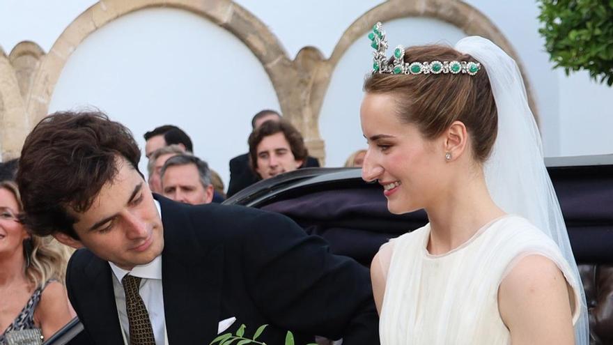 Llegada en calesa, diadema joya y desfile de invitados VIP: así fue una de las bodas más esperadas del año entre la alta sociedad