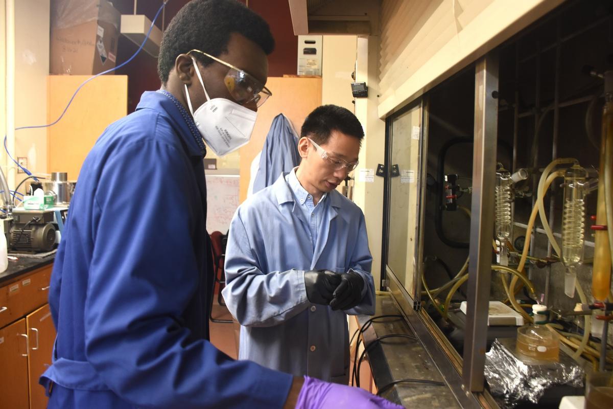 Guoliang Liu y Eric Munyaneza, otro de los investigadores, en el laboratorio