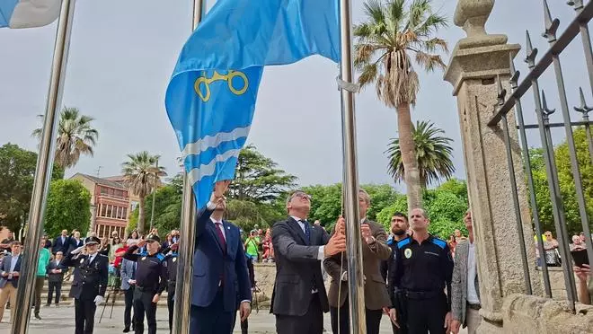 En imágenes: Asturias y Galicia se dan la mano en Ribadeo para izar la nueva bandera del municipio
