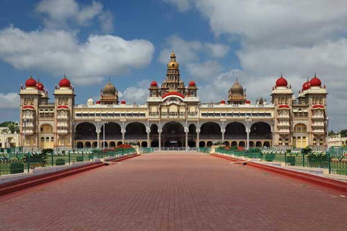 El palacio de los maharajás Wodeyar, obra del inglés Henry Irwin, es una sutil mezcla de estilos arquitectóncios que destaca por sus cúpulas rojas en forma de bulbo.