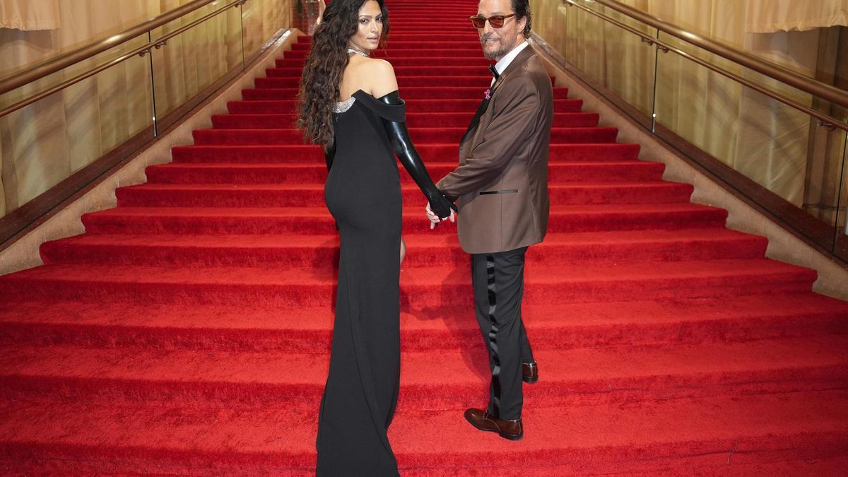 Camila Alves y Matthew McConaughey, en la alfombra roja de los Premios Oscar 2024.