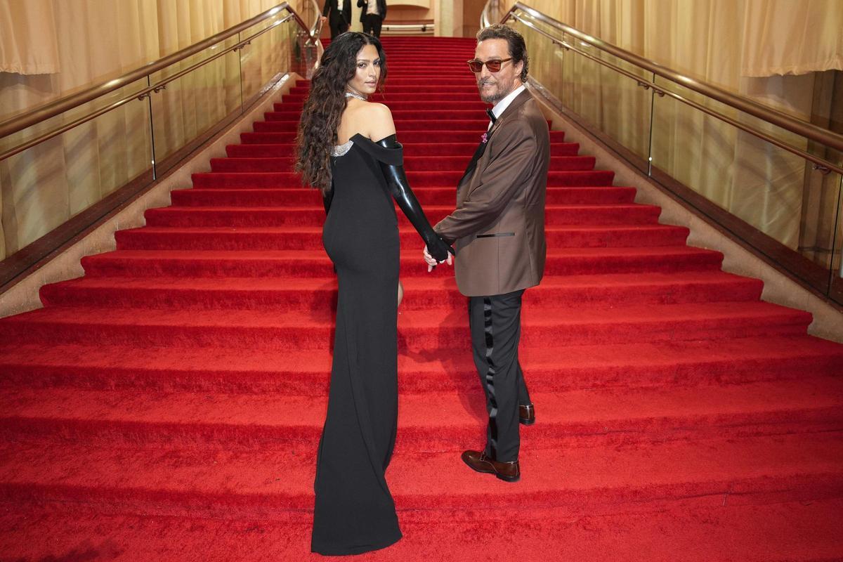 Camila Alves y Matthew McConaughey, en la alfombra roja de los Premios Oscar 2024.