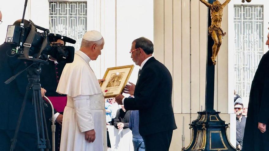 El Papa León XIV recibe un cuadro de la Virgen de la Amargura de Lorca