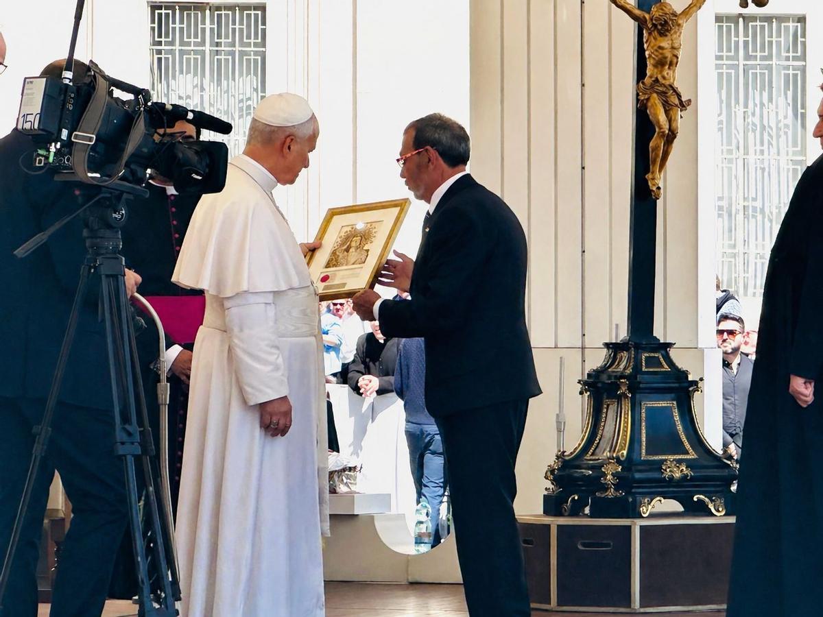 El Papa, junto a Juan Jódar, en el momento de la entrega.