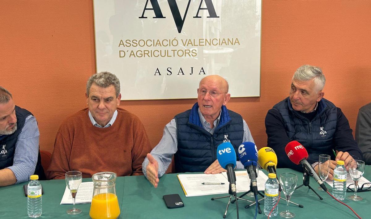 Cristóbal Aguado, en el centro de la imagen, junto a otros dirigentes de AVA-Asaja.