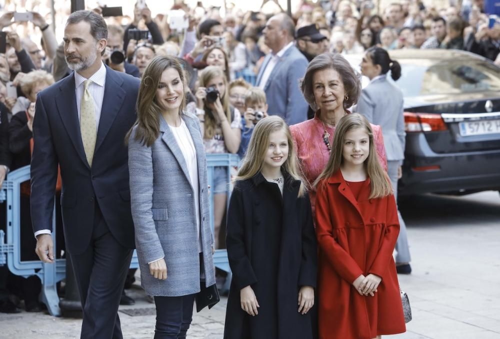 Pünktlich, aber nicht vollzählig: Letizia und Felipe, ihre Kinder Leonor und Sofía sowie Altkönig Sofía fanden sich am Sonntag (16.4.) traditionsgemäß in Palma Kathedrale ein.