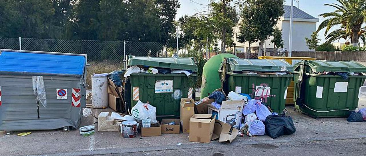 Basura sin recoger ayer en Almardà. | LEVANTE-EMV