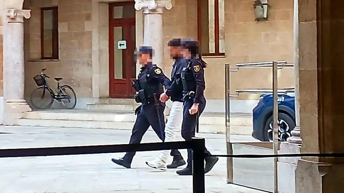 El joven acusado es trasladado a la sala de vistas esta mañana en la Audiencia de Palma.