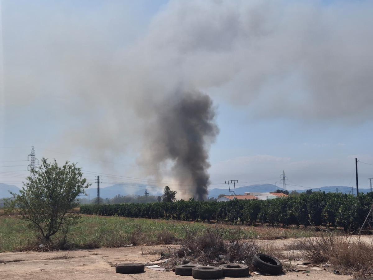 Las imágenes del incendio en el desguace de El Verger