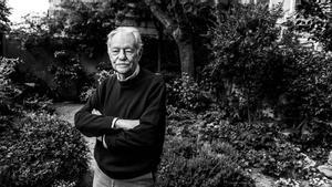 El escritor Eduardo Mendoza, fotografiado en el jardín de su casa, en Barcelona.