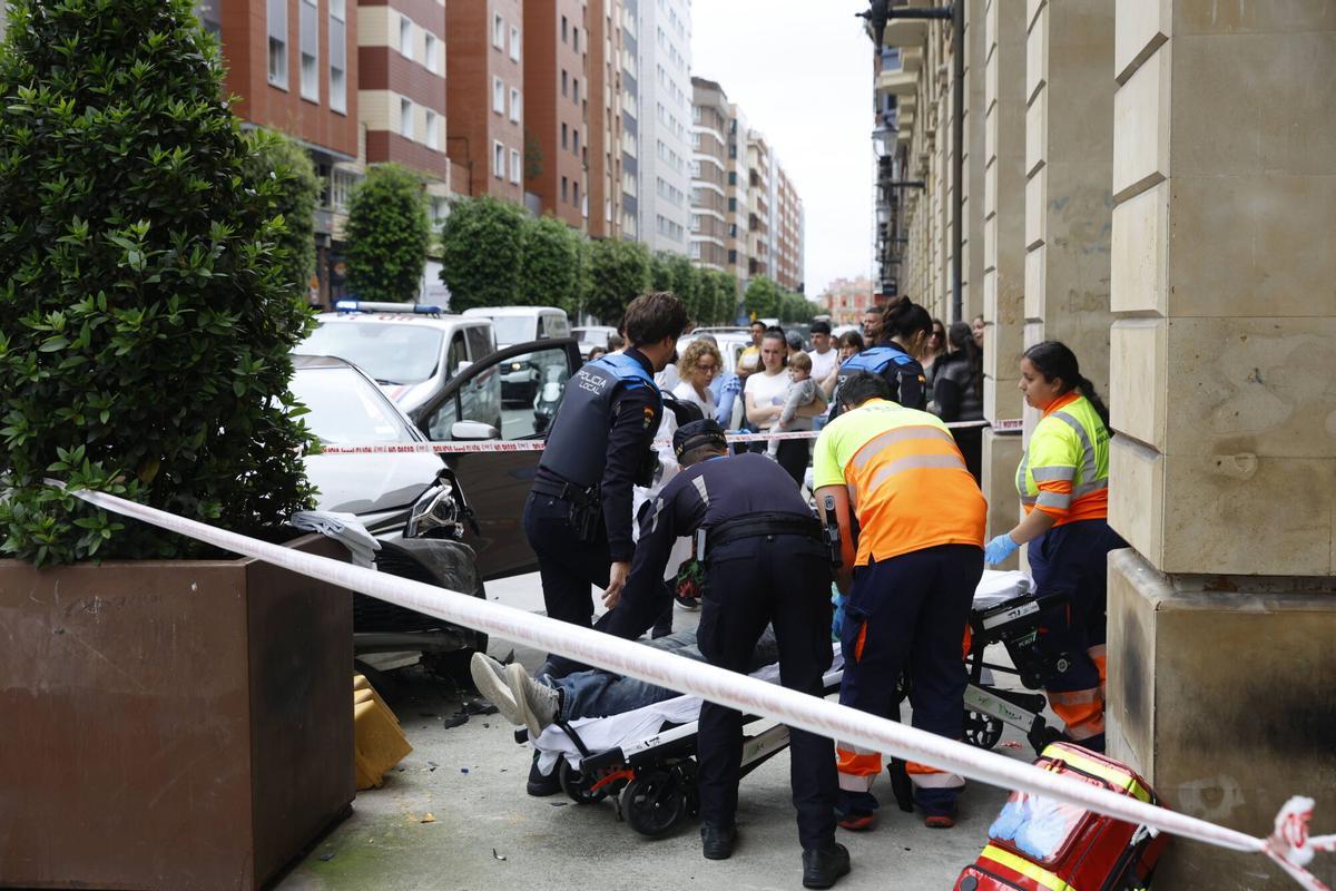 EN IMÁGENES: Dos heridos y tres coches implicados en un fuerte accidente múltiple en el centro de Gijón