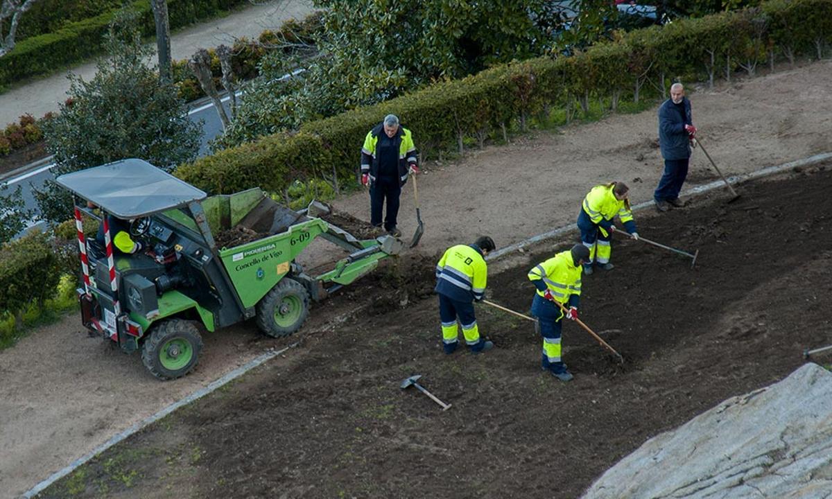 Beneficiarios del Vigo Emprega en labores de jardinería.