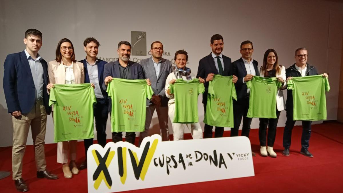 Organizadores y patrocinadores, con las camisetas oficiales de la Cursa de la Dona