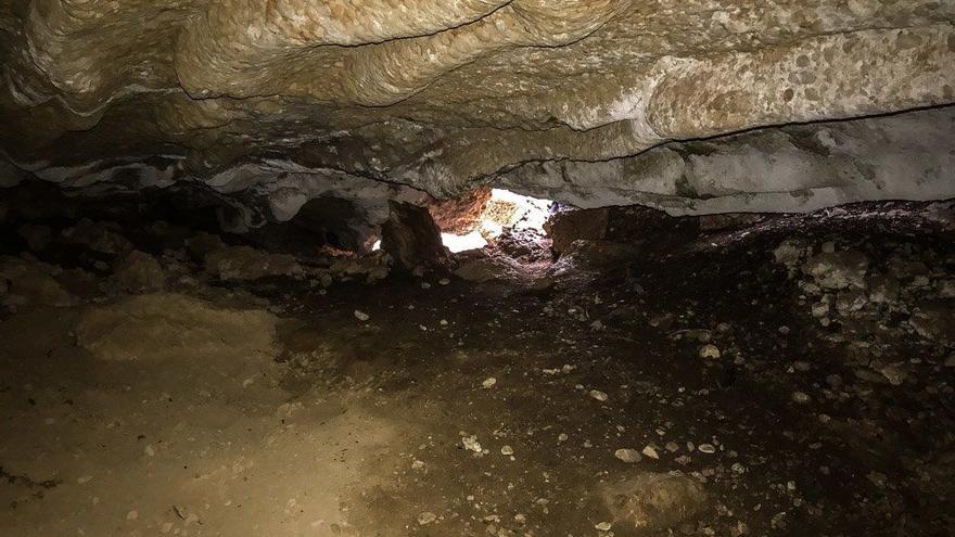 La estrecha cavidad en la que se halla la poza en la que quedó atrapado el bañista