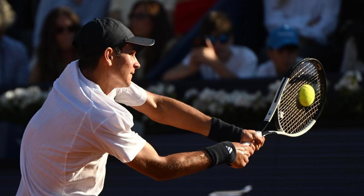 Rafa Jódar disputando un punto en el encuentro frente a Cameron Norris en el Trofeo Barcelona Open Banc Sabadell.