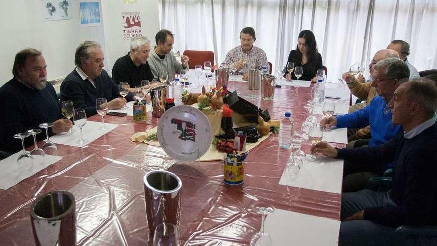 La Asociación de Sumilleres cata vinos de Ramiro Morán