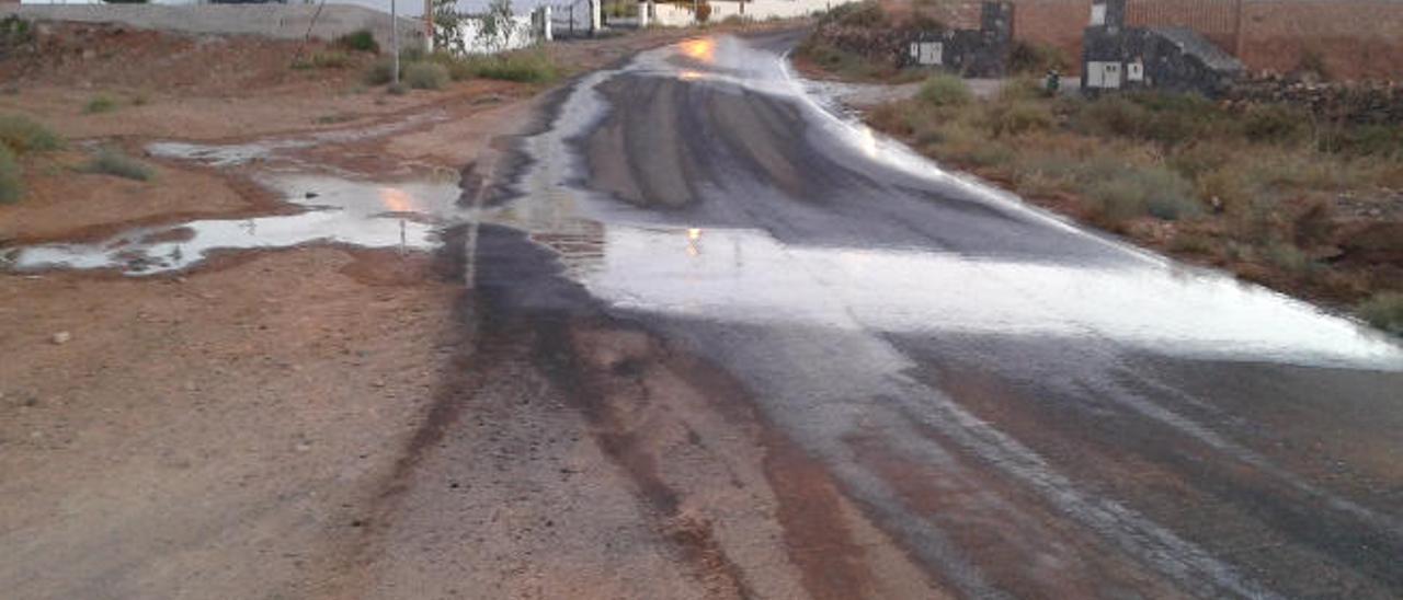 imagen de una pérdida de agua en la red de abastecimiento del Consorcio en el pueblo de Triquivijate, ayer.