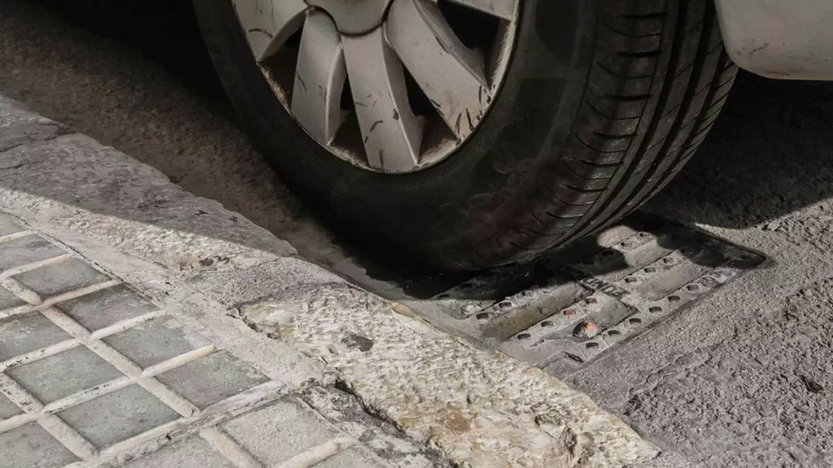 Una calle sin alcantarillas y apenas acera: «Nos da miedo que se inunde»