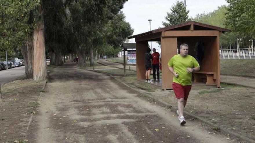 Javier Samalea corre pegado al borde de la pista del «kilometrín», en cuyo firme se aprecian surcos.