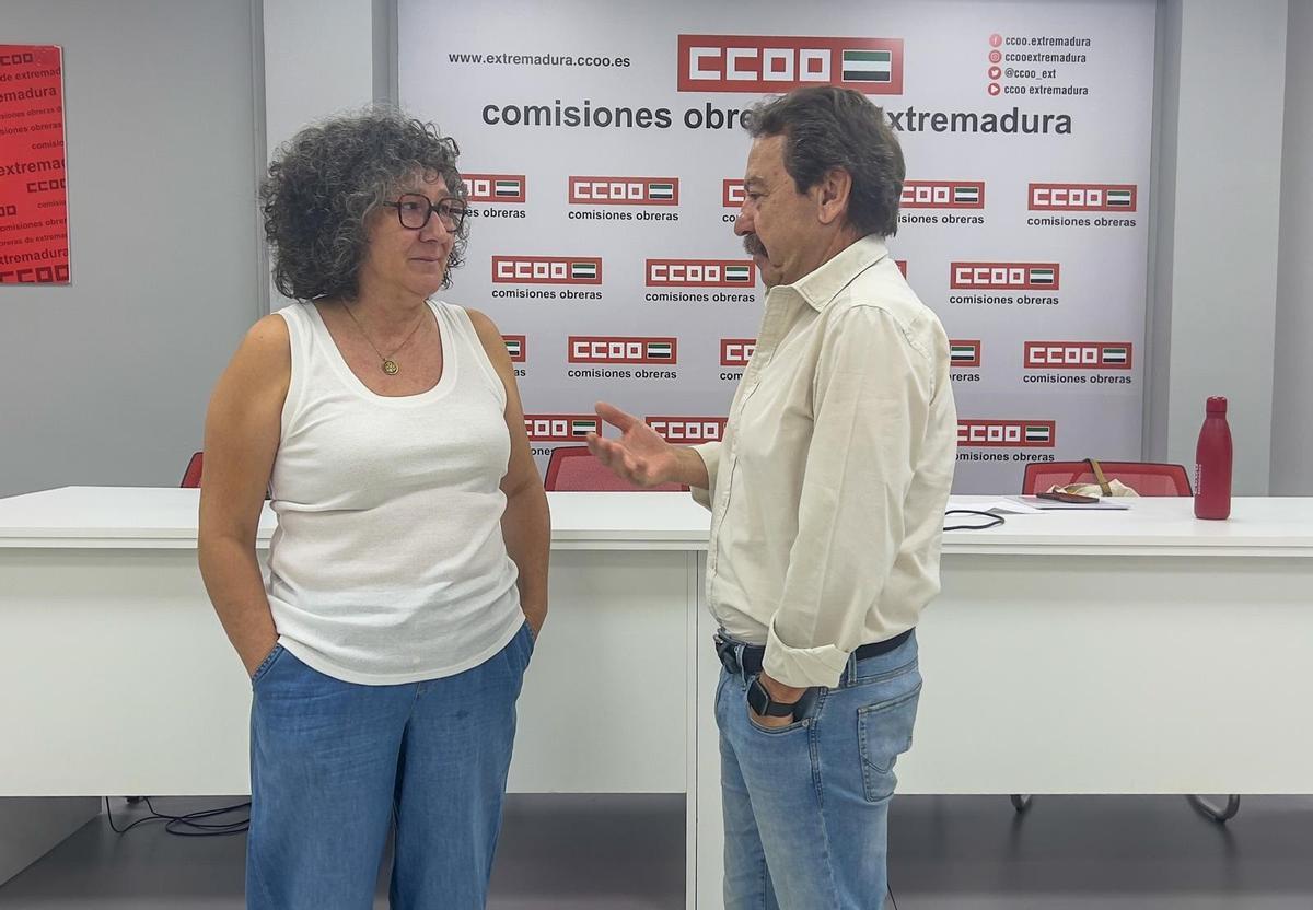 La responsable de Renfe Operadora en Extremadura, Mónica Rodríguez, y el secretario de Movilidad de CCOO de Extremadura, Miguel Fuentes, en rueda de prensa, a 10 de julio de 2026, en Mérida.