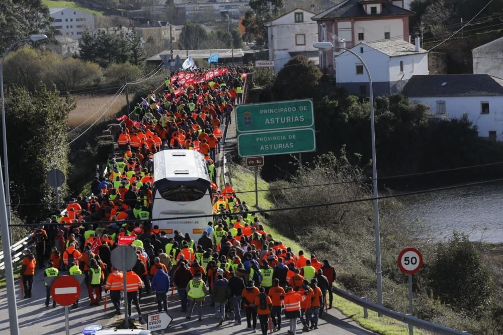 Los trabajadores de Alcoa de Asturias y Galicia se concentran en Vegadeo