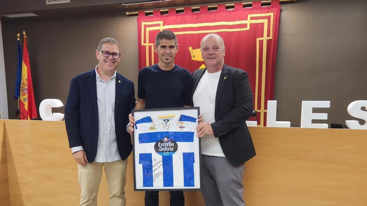 Antonio Hidalgo entrega al ayuntamiento de Canovelles una camiseta del Dépor firmada