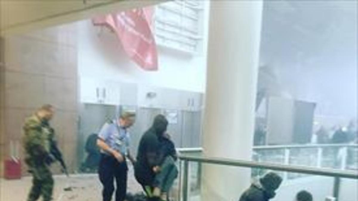 Evacuación de un herido en el aeropuerto.