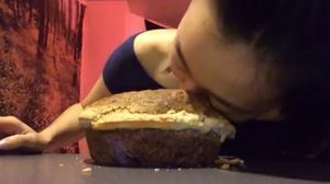 Una usuària anònima d’Instagram posa de moda el #Breadfacing, enfonsar la cara en pans i brioixos.