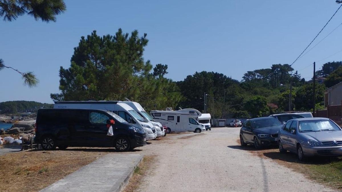 Varias caravanas en el entorno de la playa de As Pipas