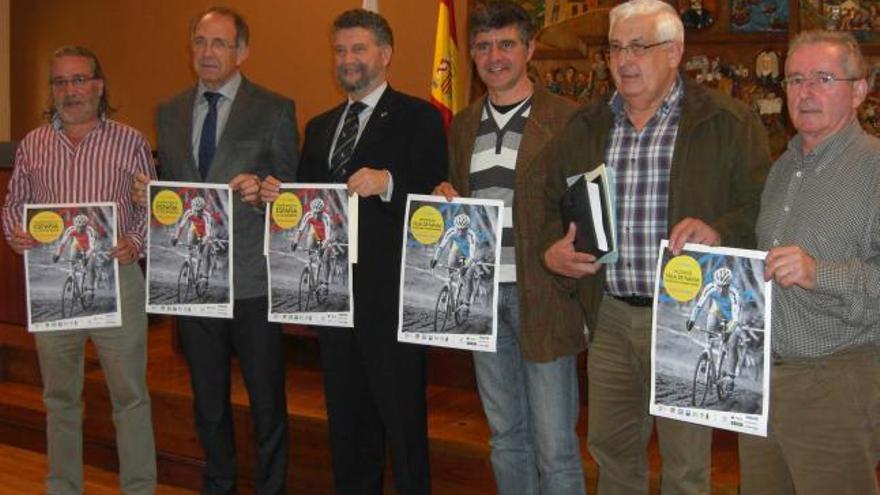 Por la izquierda, el coordinador de la prueba, José Antonio Díaz; el presidente de la Federación Española de Ciclismo, José Luis López Cerrón; el alcalde de Navia, Ignacio García Palacios; el presidente de la Asturiana, José Luis Junquera; el concejal naveto de Deportes, José Luis Parrondo, y el portavoz de la Peña Ciclista Navia, José Ramón Sánchez.