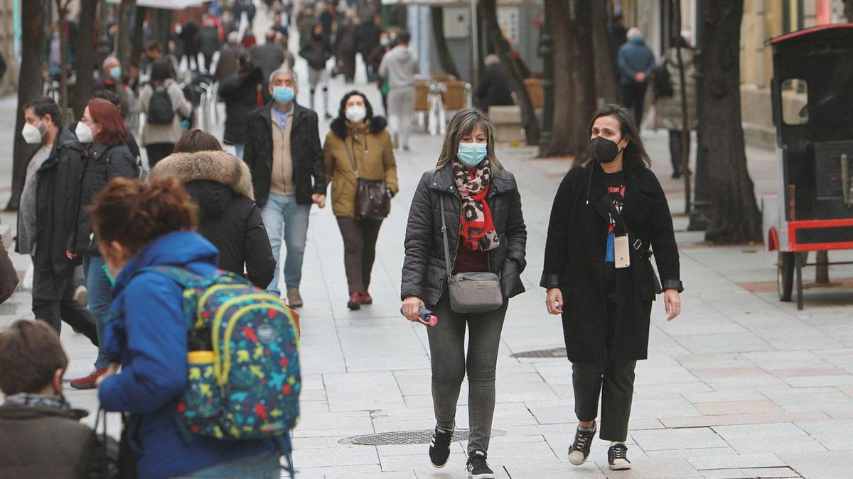 Gente caminando con mascarilla en Ourense.