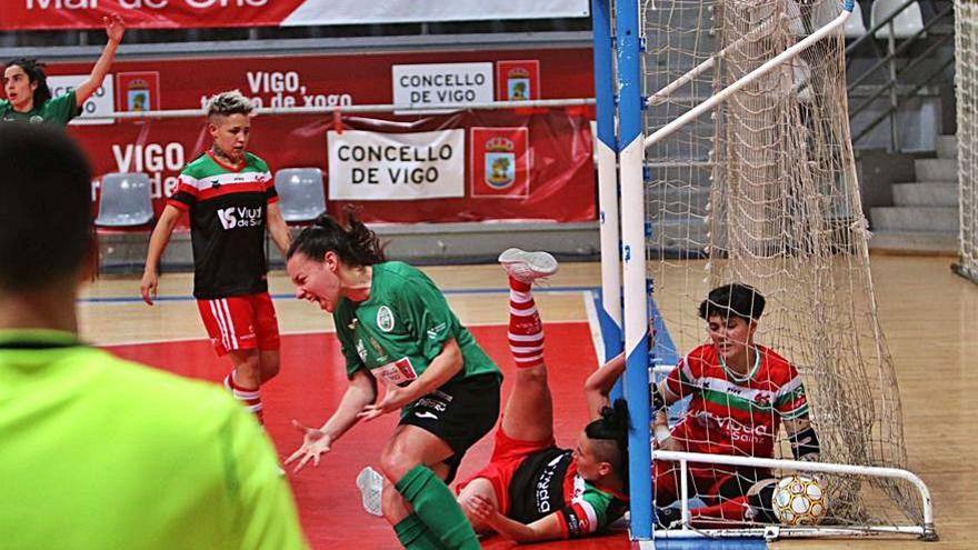 Una jugadora del Bembrive celebra un gol. |  // FDV