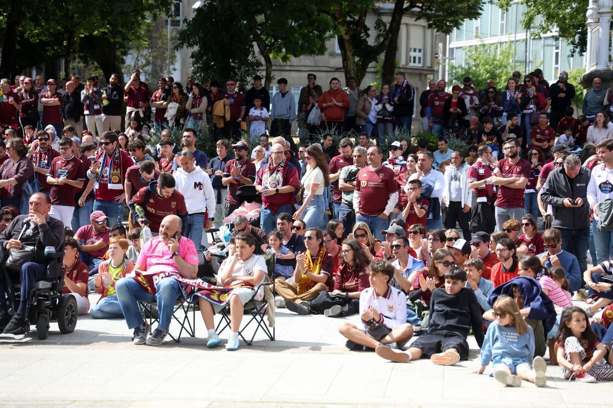 Aficionados del Pontevedra CF siguen el partido contra el Tenerife por pantalla gigante delante de la Diputación Provincial