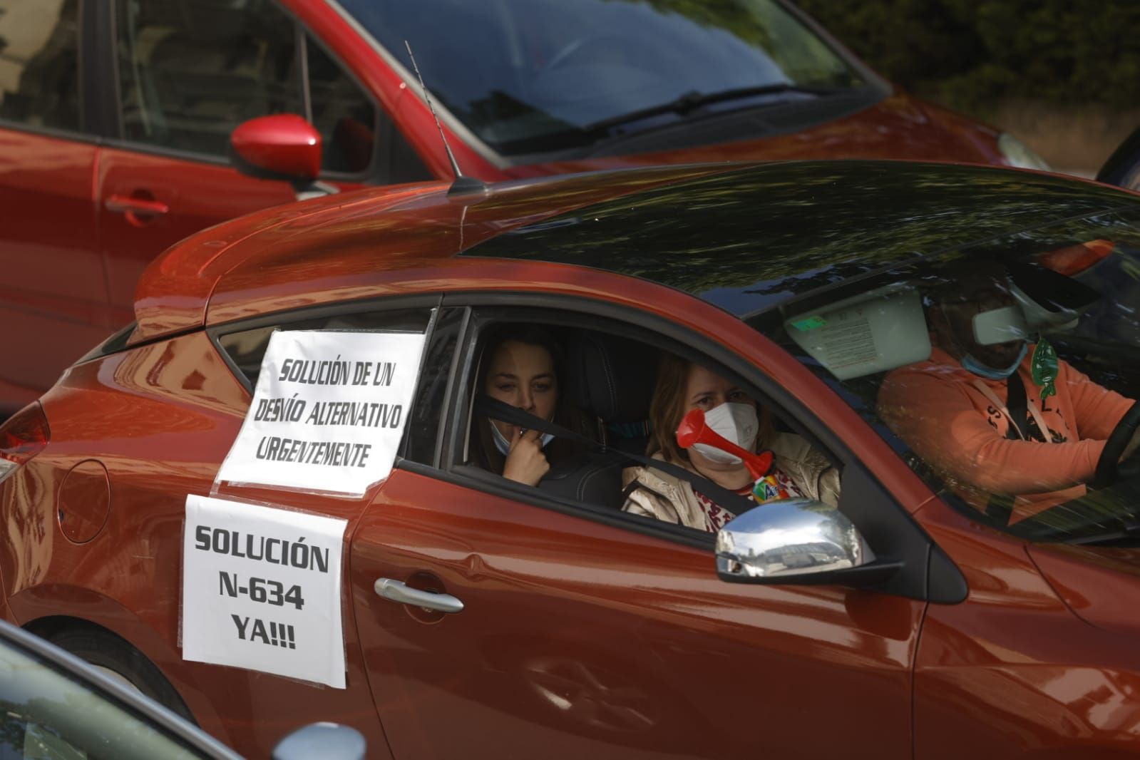 Caravana-manifestación frente a la Delegación del Gobierno para pedir una solución al "argayón" de Salas