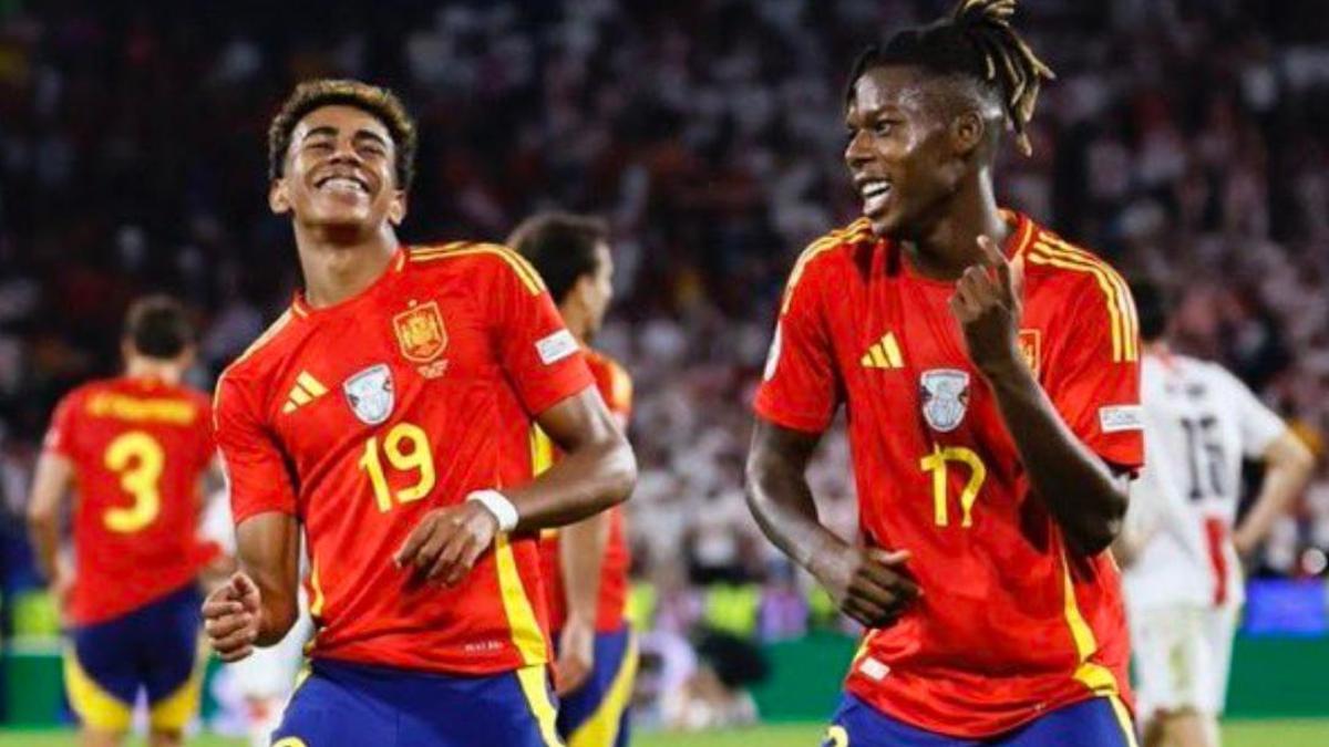 Nico y Lamine celebran el gol del primero ante Georgia