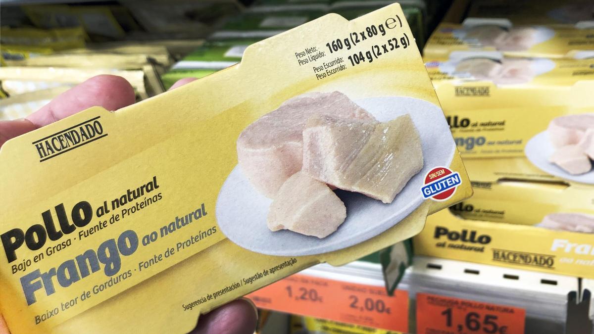 Pack de latas de pollo al natural de la marca Hacendado de Mercadona. // Mercadona