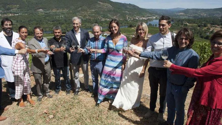 Francisco Conde (en el centro) brinda tras su visita a la bodega en el Concello de Toén. // Brais Lorenzo