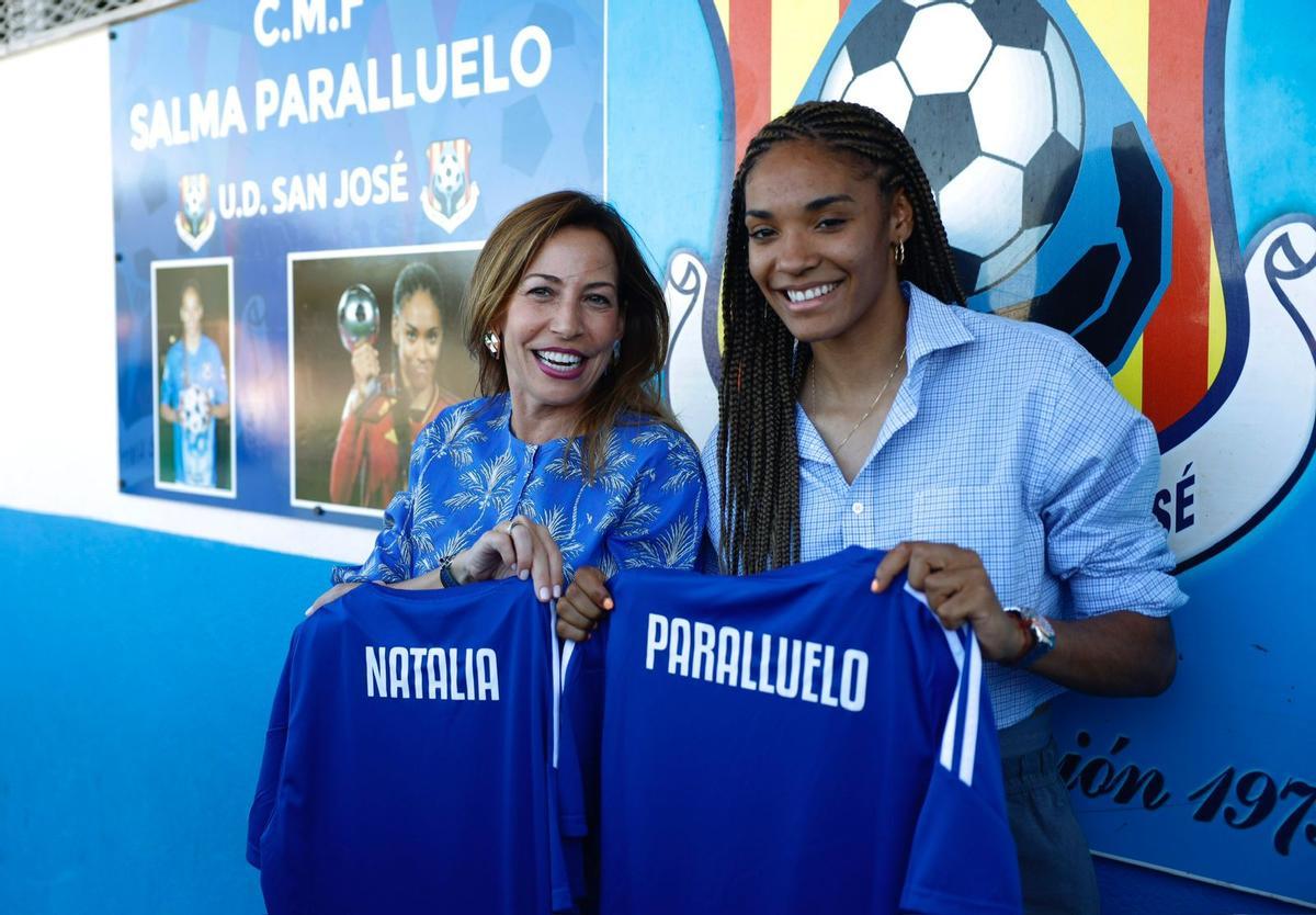 En imágenes | Salma Paralluelo ya da nombre al campo de fútbol de San José En imágenes | Salma Paralluelo ya da nombre al campo de fútbol de San José