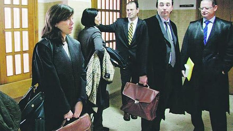 Los abogados Alejandro Alvargonzález, primero por la derecha, y Mercedes Leguina, ayer, antes de entrar al Juzgado.