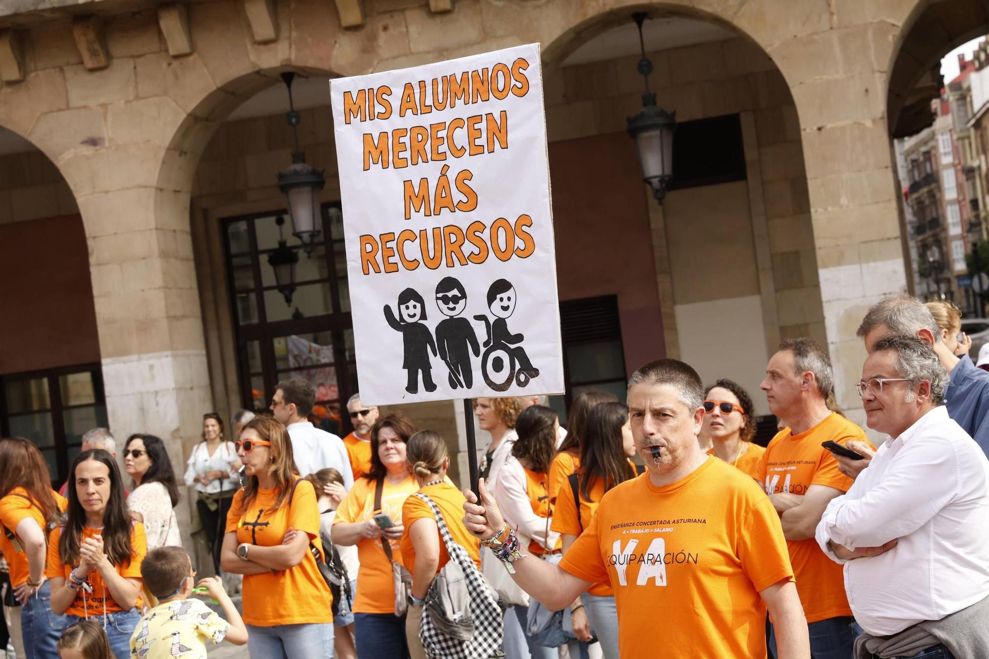 Así fue la gran concentración en Gijón por la educación concertada (en imágenes)